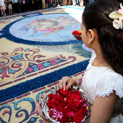 02ELCHESIERRAFoto1. Ofrenda petálos
